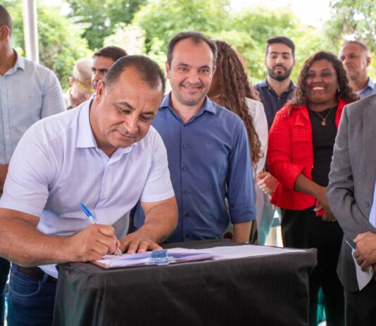 Com um time de peso, Carlinhos do Mangão assina ordem de serviço para as obras de construção da ponte que liga os bairros Pedregal e Pacaembu