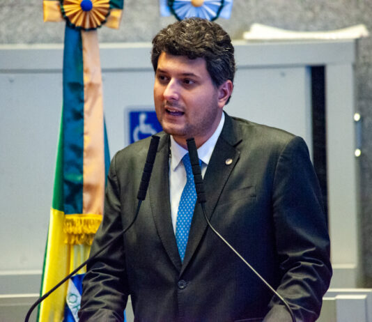 Eduardo Pedrosa celebra e reforça o respeito ao Dia Mundial do Orgulho Autista