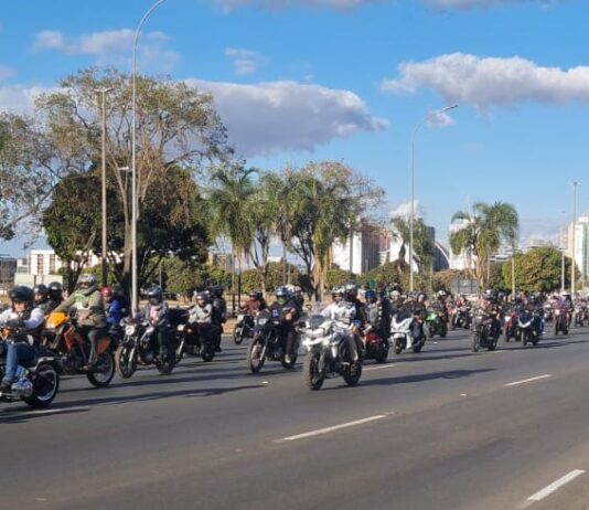 Motociclistas tomam o Eixo Monumental no encerramento da Moto Week 2024