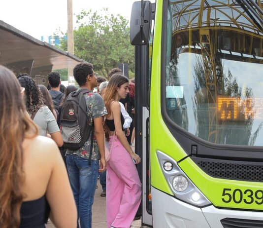 CLDF comemora gratuidade do transporte público no DF aos domingos e feriados