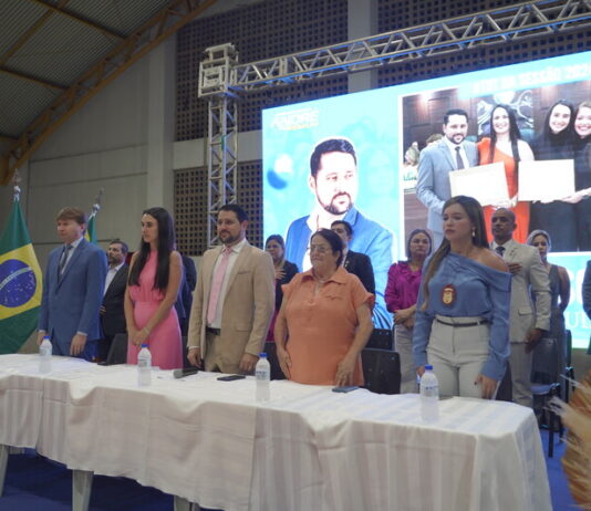 Deputado André do Premium homenageia lideranças femininas em Santo Antônio do Descoberto