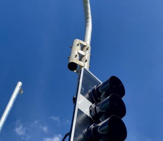 Semáforos temporários começam a operar na BR-040 em Valparaíso de Goiás para garantir segurança durante obras de viaduto