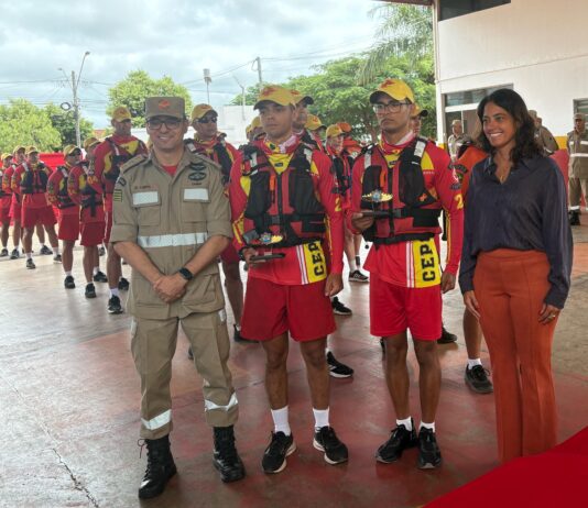 Carol Fleury participa de formatura de curso de pilotagem operacional em Formosa