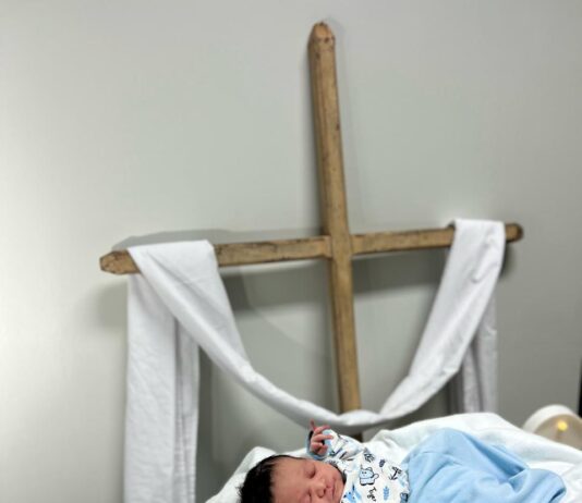 Recém-nascidos participam de ensaio fotográfico especial de Páscoa no Hospital Estadual de Luziânia