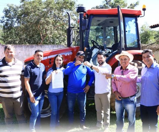 Prefeitura de Santo Antônio do Descoberto entrega trator zero km ao Sindicato Rural