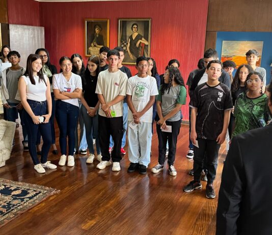 De Valparaíso para o Chile: estudantes do Entorno do DF conhecem embaixada chilena