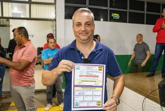 Prefeitura de Novo Gama entrega 53 autorizações a motoristas do transporte escolar