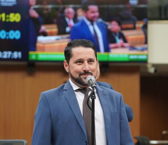 Mais de 900 alunos de Cezarina recebem uniformes graças a emenda parlamentar de André do Premium