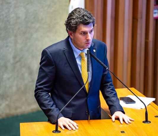 Deputado Eduardo Pedrosa critica arquivamento de caso de agressão a criança autista no DF