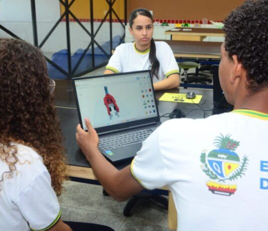 Goiás investe R$ 14 milhões em bolsas profissionalizantes para estudantes das Escolas do Futuro