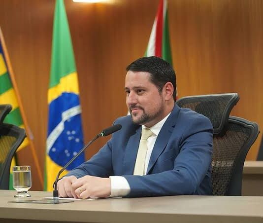 Deputado propõe selo de proteção infantil e data para incentivar doações a ONGs em Goiás