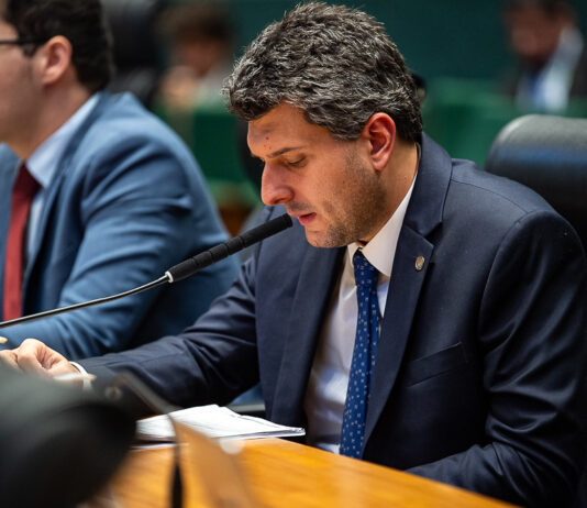 Riacho Fundo I recebe nova iluminação em quadra esportiva com apoio de Eduardo Pedrosa