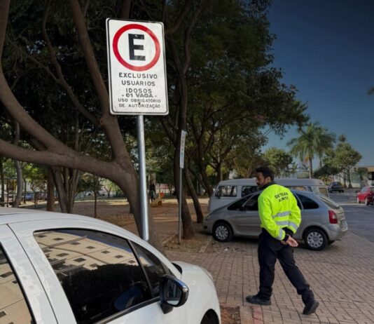 Detran-DF realiza operação contra uso indevido de vagas especiais em Águas Claras
