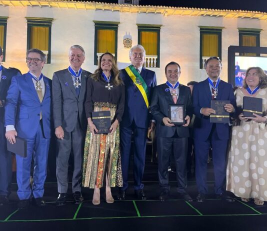 Pábio Mossoró recebe Comenda da Ordem do Mérito Anhanguera das mãos de Ronaldo Caiado, na cidade de Goiás