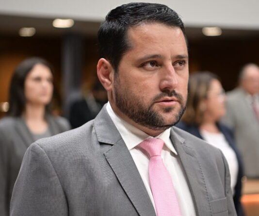 Deputado André do Premium propõe programa para busca ativa de pais biológicos em Goiás