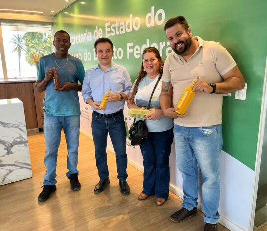 Agricultores do Quilombo Mesquita discutem escoamento da produção com Secretaria do Entorno