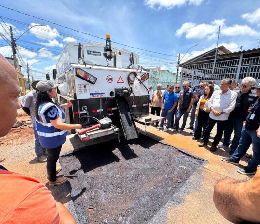 Governador Ibaneis Rocha impulsiona modernização da Novacap com seis caminhões térmicos para tapa-buraco
