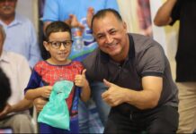 Prefeito Carlinhos do Mangão entrega 3.169 óculos gratuitos e anuncia uniformes para toda a rede escolar