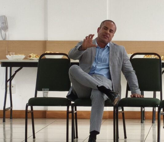 Deputado Fred Linhares impulsiona projetos de tecnologia e infraestrutura na educação do DF