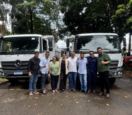 Prefeita de Santo Antônio Jessica do Premium entrega dois caminhões basculantes novos por parceria com José Nelto