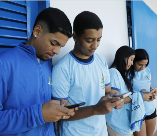Balanço positivo marca primeiro ano da restrição a telas nas Escolas Públicas do DF