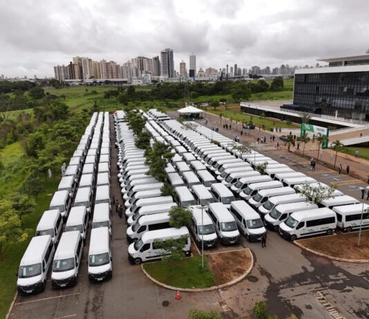 André do Premium acompanha a entrega de van do Goiás Social em Santo Antônio do Descoberto