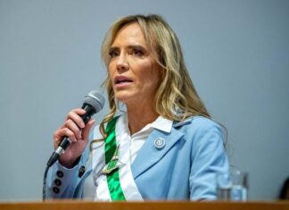 Celina Leão assume governo do DF e anuncia prioridade à saúde com cancelamento da festa de aniversário de Brasília
