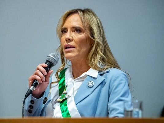 Celina Leão assume governo do DF e anuncia prioridade à saúde com cancelamento da festa de aniversário de Brasília