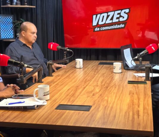 “Vozes da Comunidade”: Ibaneis Rocha reafirma apoio a Celina Leão e destaca legado de governo em entrevista
