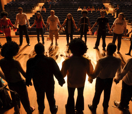Arte e transformação social: oficina gratuita de teatro musical abre inscrições para jovens em Taguatinga