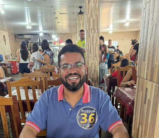 O candidato ao GDF Elisson Ferreira defende independência de Santa Maria em conversa com moradores e comerciantes