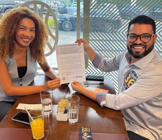 O candidato ao GDF Elisson Ferreira recebe carta do Vertentes e reforça propostas para saúde mental de crianças e jovens no DF