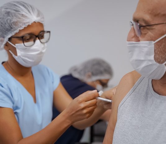 Proteção avançada: Goiás inicia a distribuição da vacina Pneumo 20 para idosos de 85 anos ou +