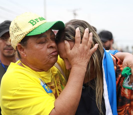 De olho no futuro: Celina promete escola em tempo integral em papo com piauienses em Ceilândia