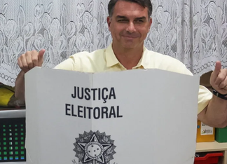 Da tradição familiar ao Palácio do Planalto: a ascensão de Flávio Bolsonaro à Presidência da República