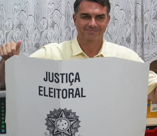 Da tradição familiar ao Palácio do Planalto: a ascensão de Flávio Bolsonaro à Presidência da República