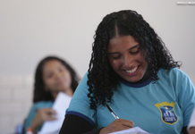 Mulheres são 64% dos 5 milhões de participantes no Enem 2026; metade tem de 17 a 18 anos