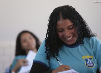 Mulheres são 64% dos 5 milhões de participantes no Enem 2026; metade tem de 17 a 18 anos
